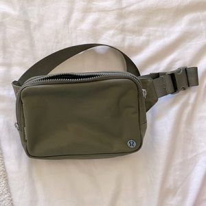 Lulu everywhere belt bag 2L, never used